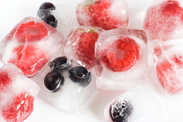 como fazer cubos de gelo com fruta