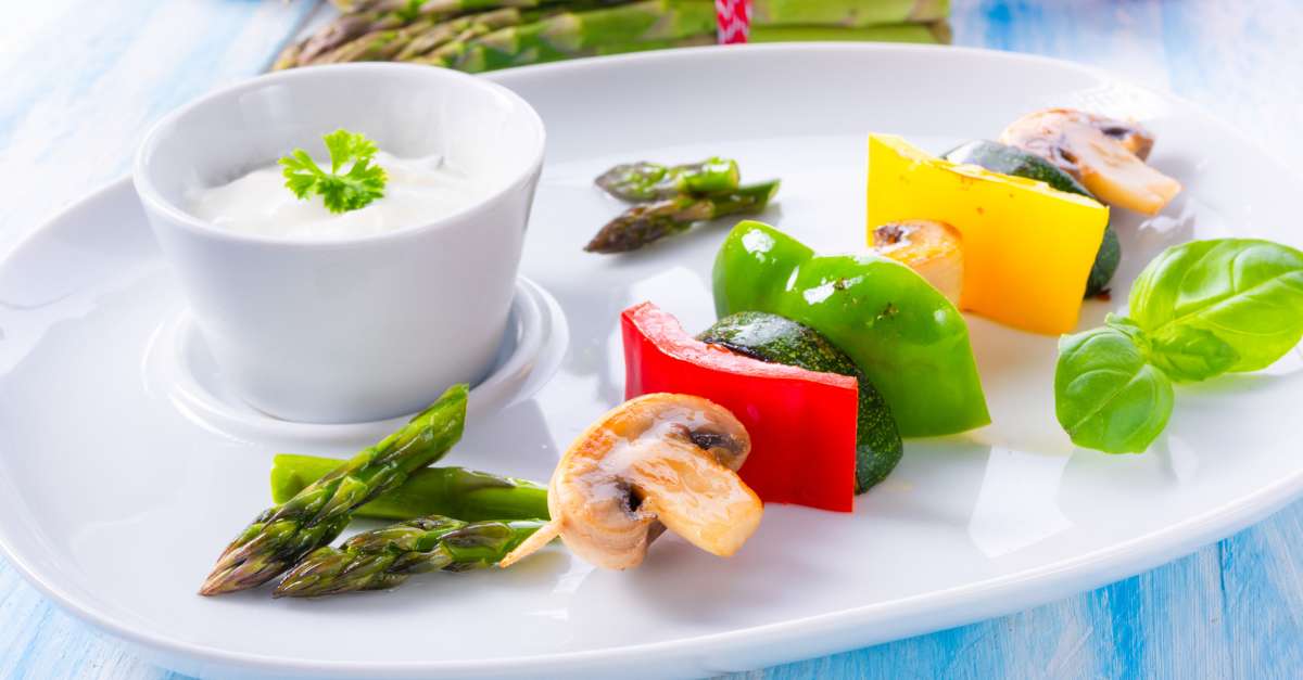 Espetinho de legumes com molho de iogurte na air fryer: um prato saudável e delicioso para o jantar ou lanche