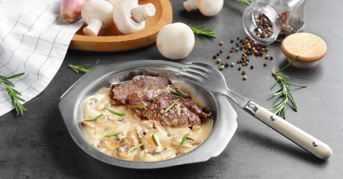 Bife com natas e cogumelos: Um prato delicioso e saboroso para um jantar especial