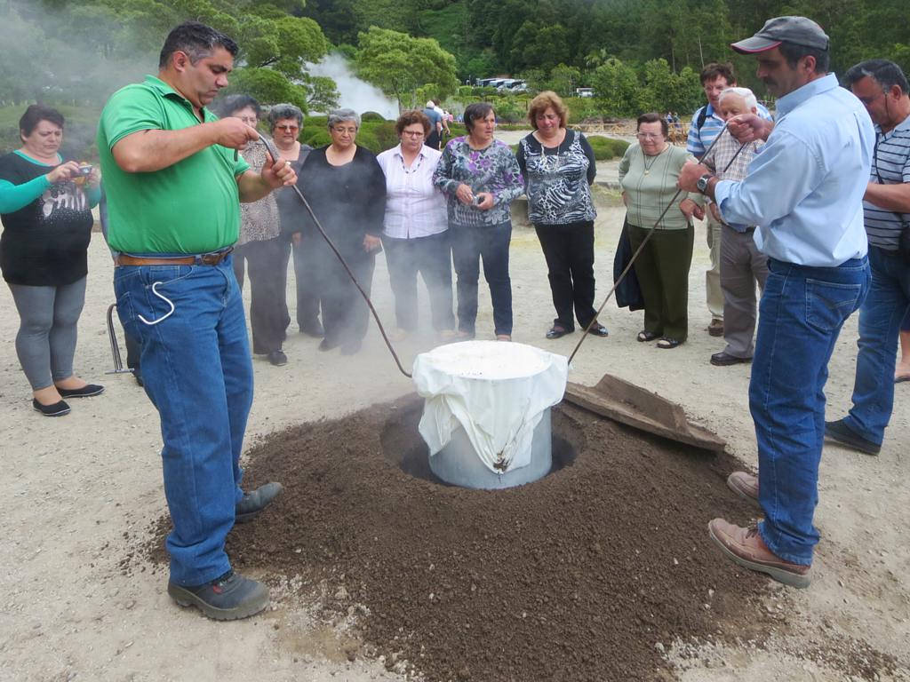 Cozido das Furnas, prato tradicional da ilha de São Miguel nos Açores